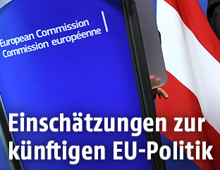 Rednerpulte und Österreich-Fahne