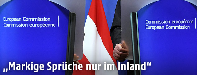 Rednerpulte und Österreich-Fahne