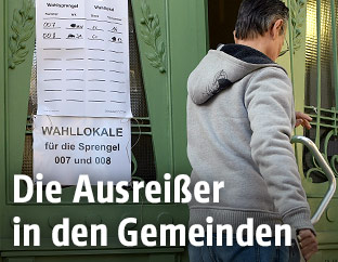 Mann beim Betreten eines Wahllokals