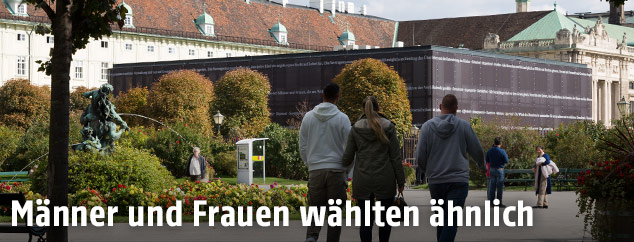 Menschen vor dem Parlamentscontainer