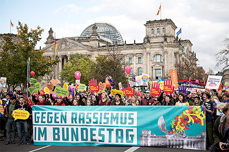 Anti-Rassismus-Demo vor dem deutschen Bundestag in Berlin