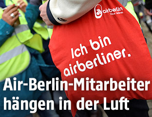 Person trägt eine Tasche mit der Aufschrift "Ich bin ariberliner".