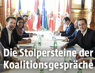 Sebastian Kurz (&Ouml;VP), Elisabeth K&ouml;stinger (&Ouml;VP) und Gernor Bl&uuml;mel (&Ouml;VP) sowie Norbert Nemeth (FP&Ouml;), Herbert Kickl (FP&Ouml;) und Heinz Christian Strache (FP&Ouml;)