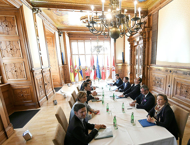 © APA/Robert Jaeger Bettina Glatz-Kremsner (ÖVP), Sebastian Kurz (ÖVP), Elisabeth Köstinger (ÖVP) und Gernor Blümel (ÖVP) sowie Norbert Nemeth (FPÖ), Herbert Kickl (FPÖ), Heinz Christian Strache (FPÖ) und Norbert Hofer (FPÖ)