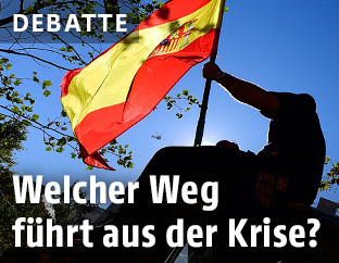Silhouette eines Mannes, der eine spanische Flagge schwenkt