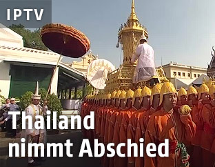 Mönche begleiten den Trauerzug von König Bhumibol