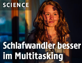 Junge Frau beim Schlafwandeln