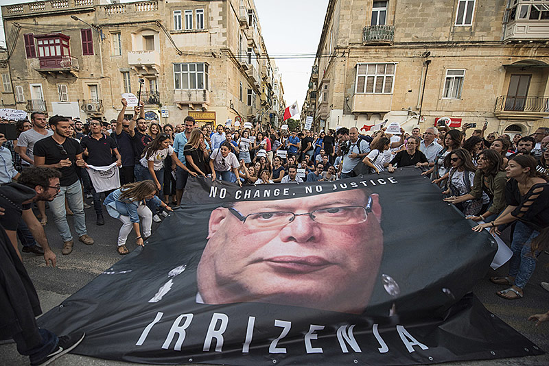 © APA/AFP/Rene Rossignaud Menschen protestieren gegen Polizeichef in Valetta
