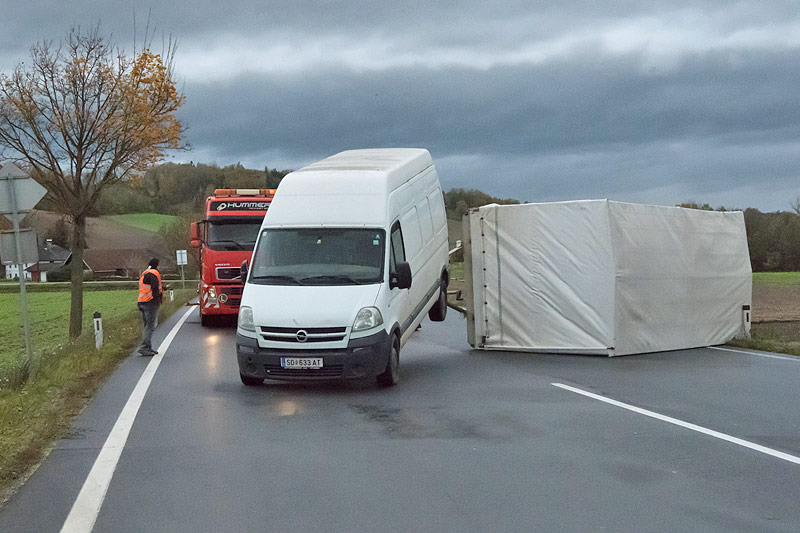 Umgestürzter Anhänger eines Transporters
