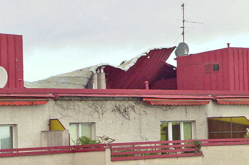 Beschädigtes Hausdach in Wien-Floridsdorf