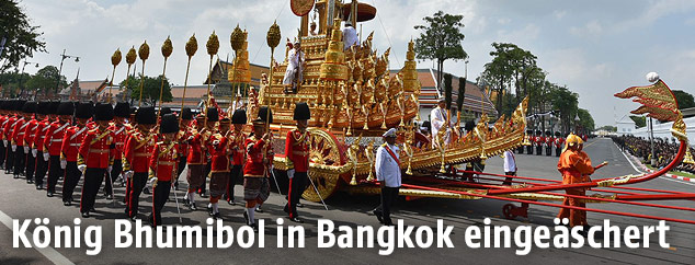 Mönche ziehen den Sargwagen von König Bhumibol