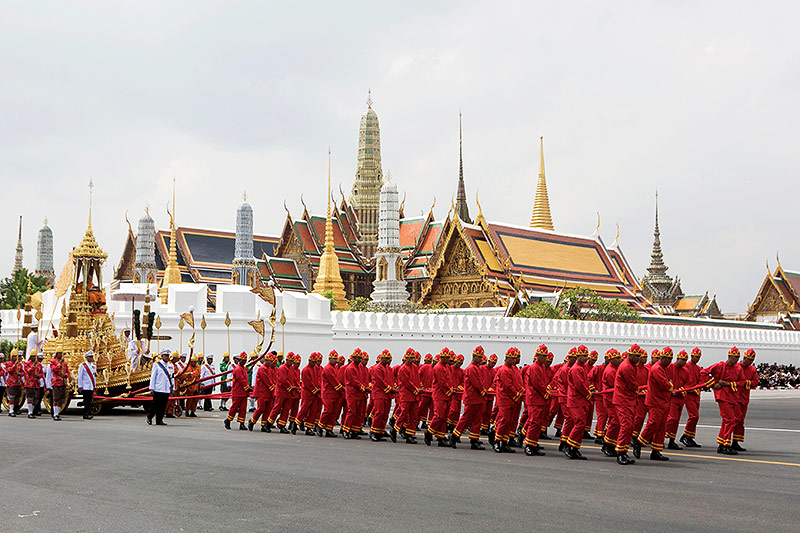 © Reuters Mönche ziehen den Sargwagen von König Bhumibol