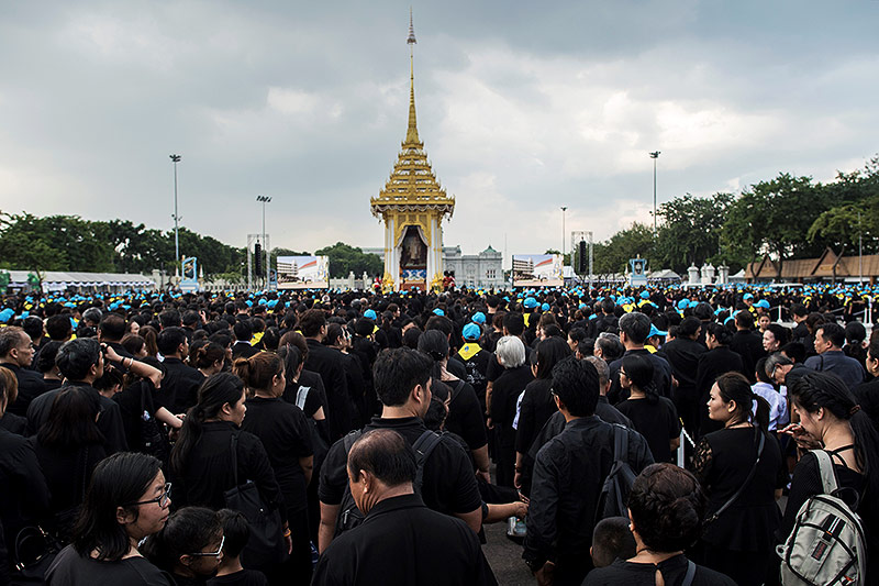 © APA/AFP/Ye Aung Thu Menschen warten auf den Beginn der Zeremonie