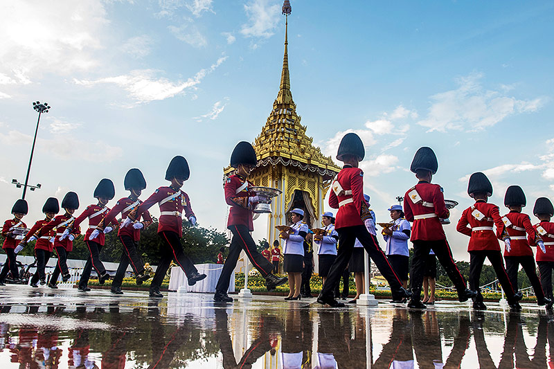 © APA/AFP/Ye Aung Thu Soldaten tragen Bluem bei der Zeremonie für König Bhumibol