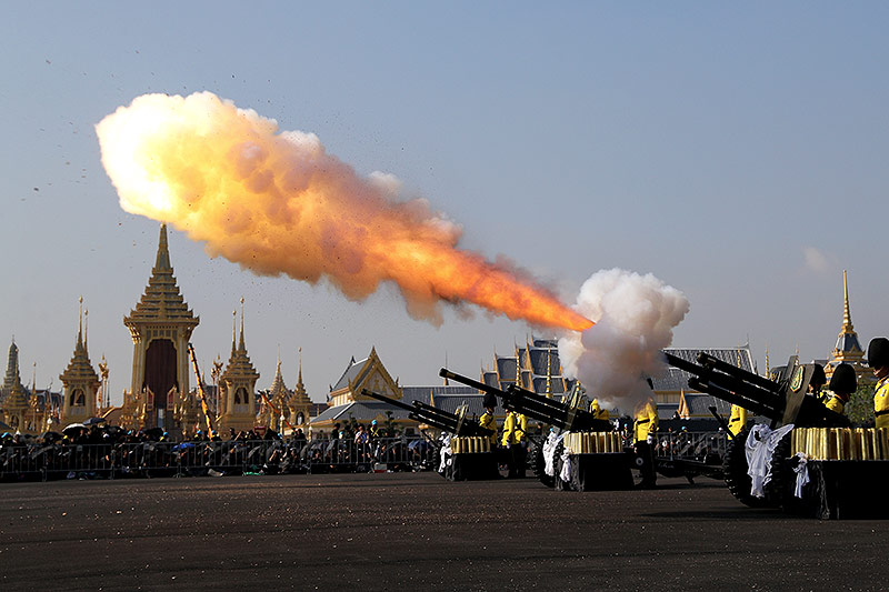 © Reuters/Athit Perawongmetha Kanonenfeuer zu Ehren von König Bhumibol