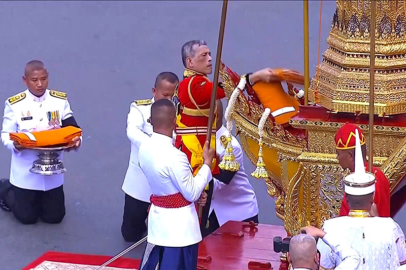 © Reuters TV Thailands neuer König Maha Vajiralongkorn bei der Bestattungszeremonie