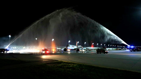 © APA/AP/Matthias Schrader Ein Flugzeug von Air Berlin wird am Flughafen München vor dem letzten Flug mit einem Wasser-Salut der Feuerwehr verabschiedet
