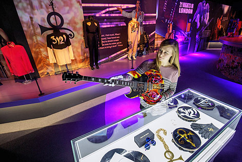 © APA/AFP/Tolga Akmen Ausstellungsstücke der Londoner Schau "My Name Is Prince"