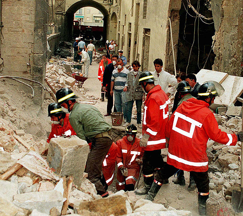 Aufräumarbeiten nach Mafia-Anschalg in Florenz 1993