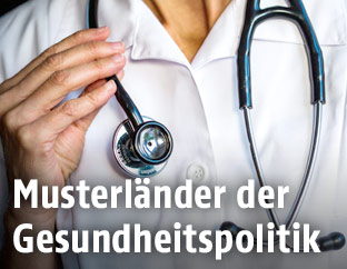 Ärztin hält Stethoskop