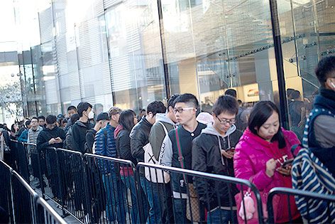 © APA/AFP/Fred Dufour Menschenschlange vor Apple-Store in Peking