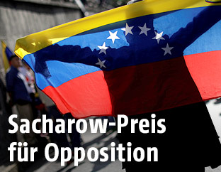 Mann mit venezolanischer Flagge