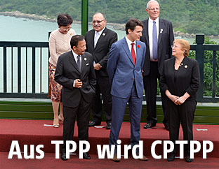 Kanadas Premierminister Justin Trudeau spricht mit Chiles Präsidentin Michelle Bachele
