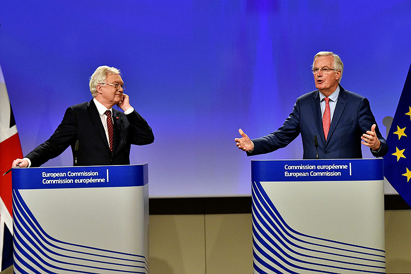 © Reuters/Eric Vidal "Brexit"-Minister David Davis und EU-Chefunterhändler Michel Barnier