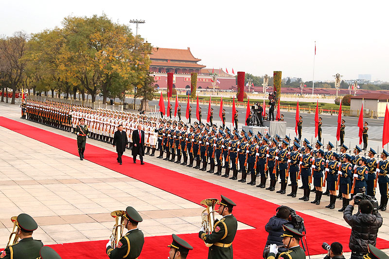 © AP/Andrew Harnik Chinesische Soldaten stehen vor US-Präsident Donald Trump und Chinas Staatschef Xi Jinping Spalier