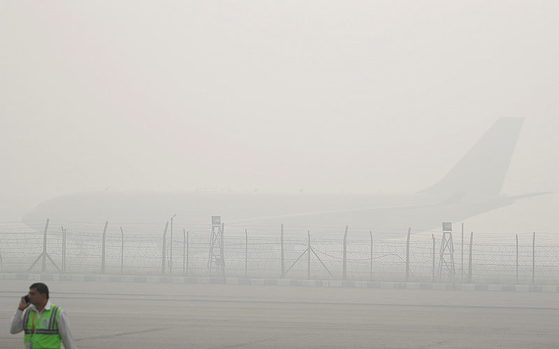 © Reuters/Cathal McNaughton Das Flugzeug von Prinz Charles im Smog von Neu Delhi