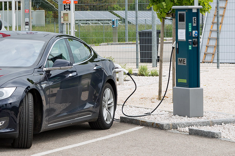 © ORF.at/Roland Winkler Auto an einer Stromtankstelle