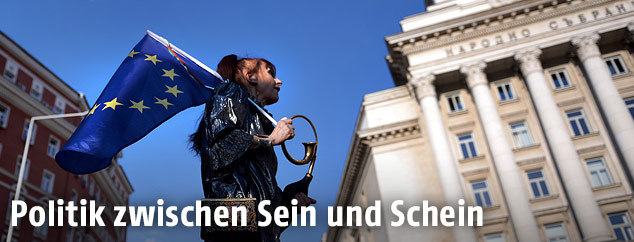 Frau in Sofia mit einer EU-Flagge