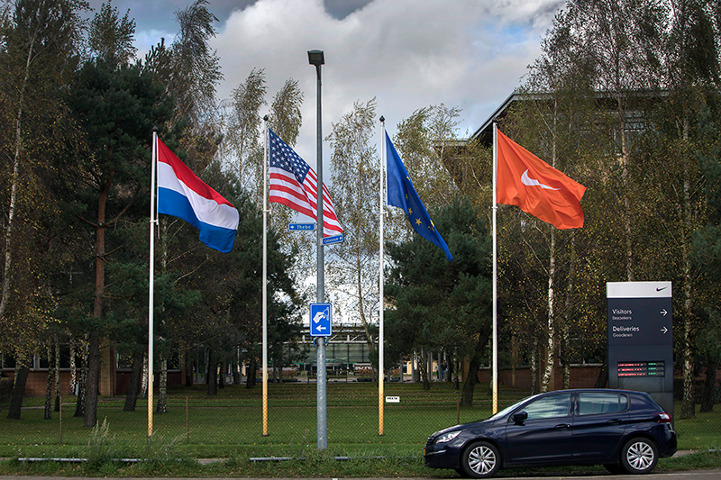 Fahnen am Nike-Campus in Hilversum, Niederlande