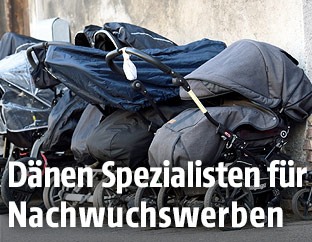 Kinderwagen vor einem Haus in D&auml;nemark