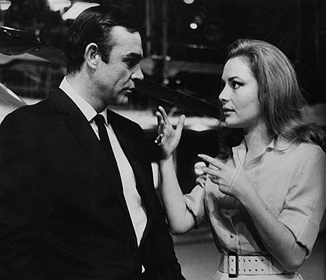 © AP Karin Dor und Sean Connery während der Dreharbeiten