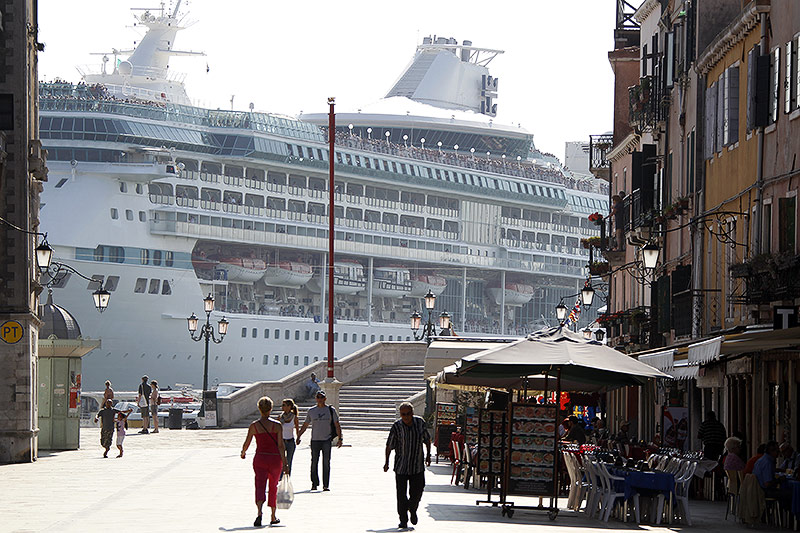 Kreuzfahrtschiff in Venedig