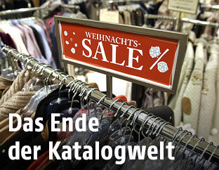 Abverkaufsschild in einem Bekleidungsgeschäft