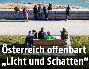 Jugendliche auf einer Parkbank
