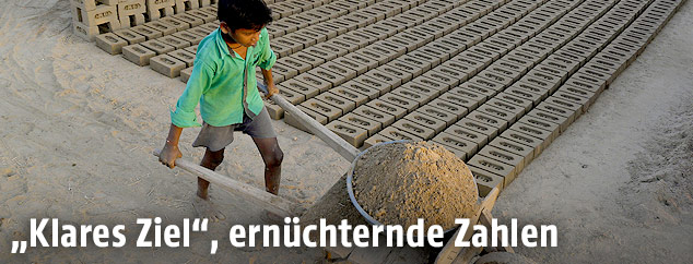 Indischer Bub arbeitet in einer Ziegelmanufaktur