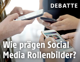 Jugendliche mit Smartphones