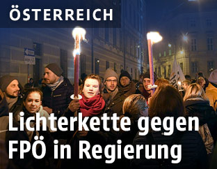 Menschen mit Kerzen bei der Lichterkette