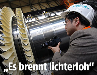 Mitarbeiter in einem Siemens-Werk