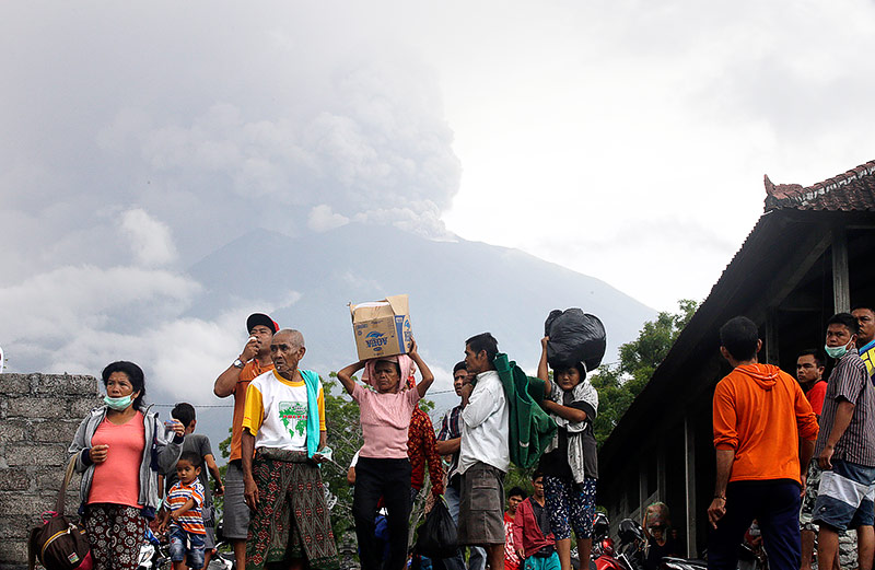 © APA/AP/Firdia Lisnawati Menschen vor dem Vulkan Agung