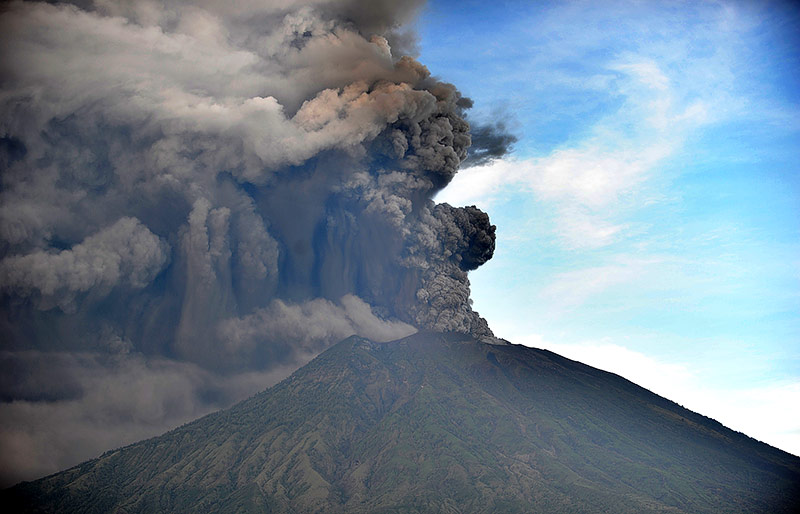© APA/AFP/Sonny Tumbelaka Rauchsäule über dem Vulkan Agung