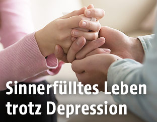 Mann und Frau halten Hände