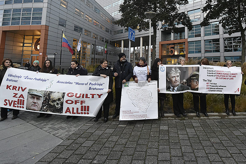 © APA/AFP/John Thys Demonstranten vor dem Gerichtsgebäude in Den Haag
