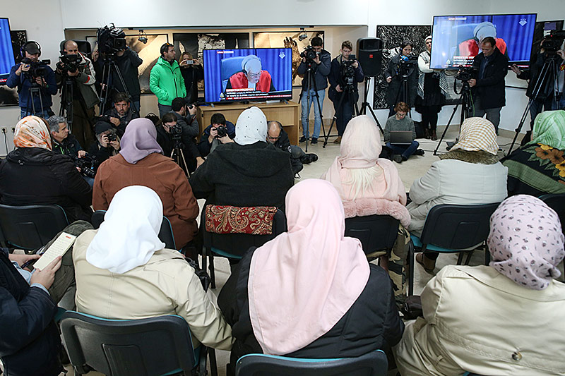 © Reuters/Dado Ruvic Menschen verfolgen auf Monitoren in Srebrenica das Tribunal in Den Haag