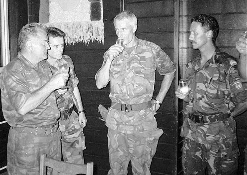 © AP General Mladic und der niederländische Kommandant des Blauhelmbataillons, Thom Karremans, prosten sich mit Schnapsgläsern zu