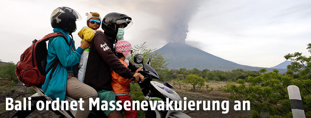 Mopedfahrer vor dem Vulkan Agung