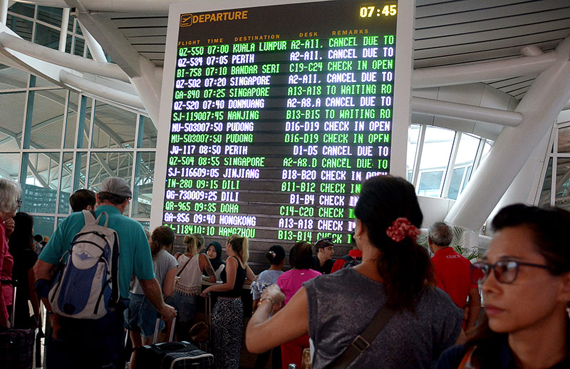 © APA/AP/Ketut Nataan Anzeigetafel mit gestrichenen Flügen auf dem Flughafen von Bali